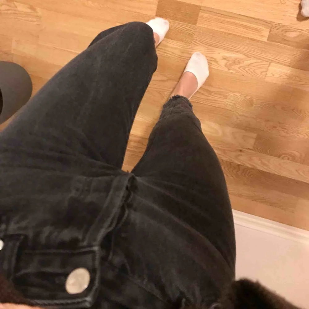 Säjer dessa supersnygga mom jeans i en mörkgrå färg🤩 Dom har tyvärr blivit försmå för mig (inte jag på bilden, 163cm) 😇⚡️ frakt tillkommer👼🏼. Jeans & Byxor.