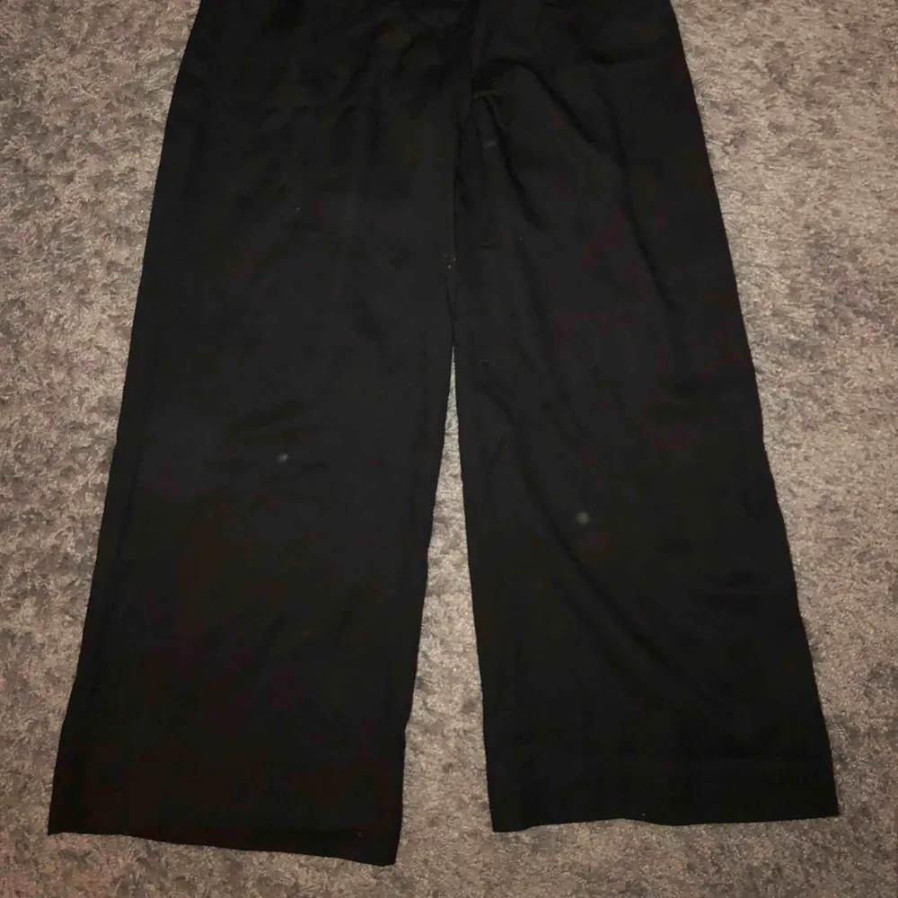 Pösiga svarta byxorna från hm, aldrig använda men dock ingen prislapp kvar. Orginalpris: 200kr. Jeans & Byxor.