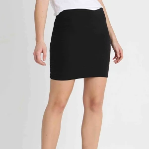  - Svart kjol från Topshop i storlek 36. Stretchig! Sparsamt använd så den är i fint skick. 