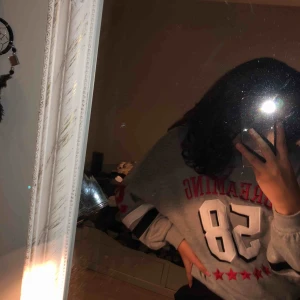  - Snygg lite oversized tröja. Köptes för flera år sedan men inte blivit använd mer än 1-2 gånger.