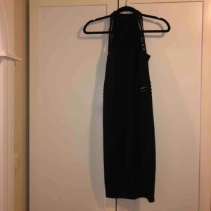  - En oanvänd fin klänning  Storlek 34