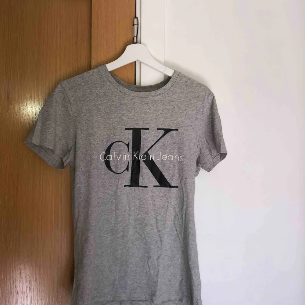 T-shirt från Calvin Klein storlek S, helt oanvänd. . T-shirts.