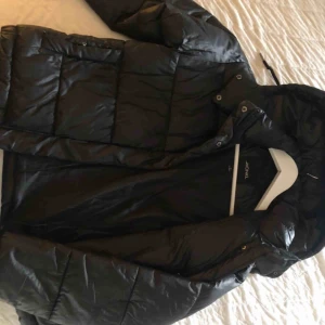  - Vinterjacka från monki, inköpt för ett par år sedan men enbart använt en vinter. 