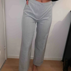  - Raka kostymbyxor med hög midja och diskret rutmönster 