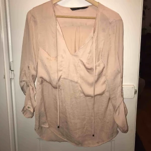  - En fin och skön gammelrosa blus från Zara. Storlek S, använd men i gott skick. 