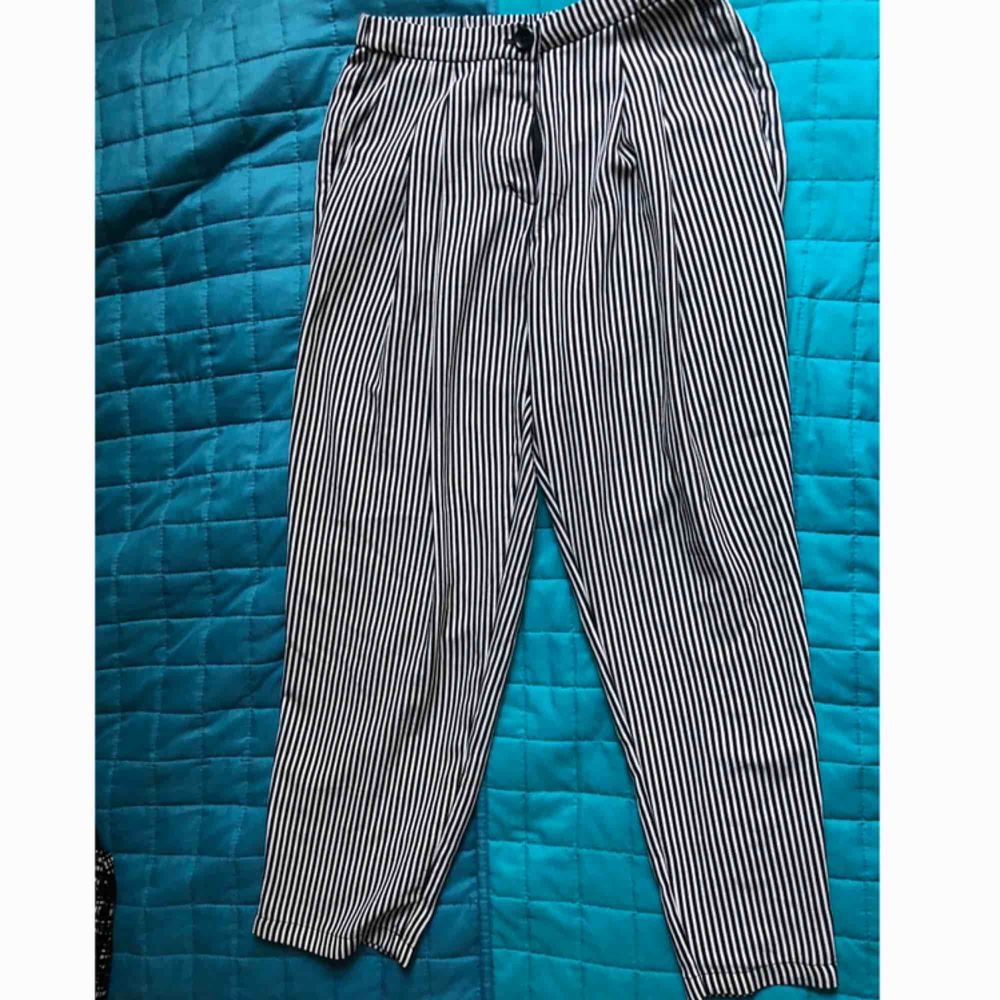 Black and white stripped trousers from Monki, size 36, with pockets and one ”fake” pocket on the back, very comfortable! Not tight. Jeans & Byxor.