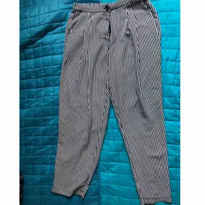 Black and white stripped trousers from Monki, size 36, with pockets and one ”fake” pocket on the back, very comfortable! Not tight