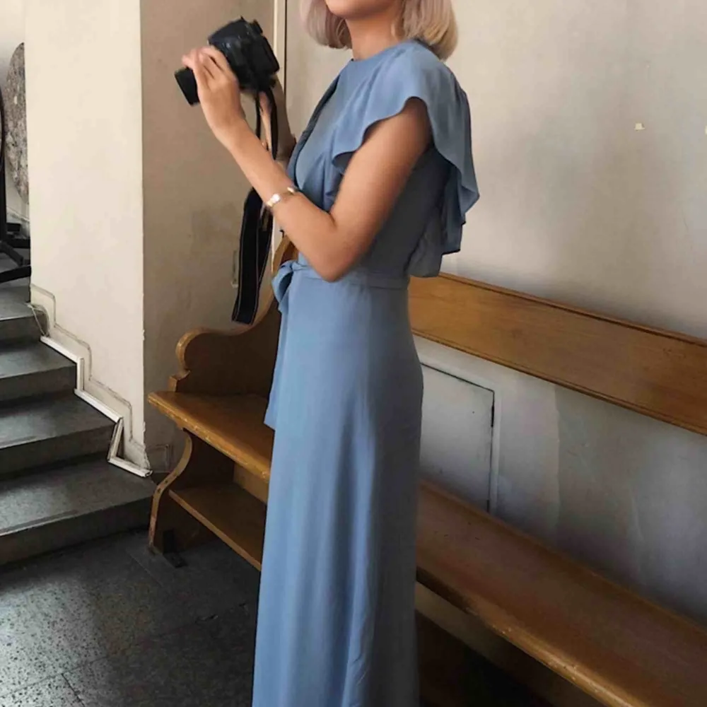 En aftonklänning i ljusblått från MQ, märket estelle&thilde! Så fin, använde under ett bröllop 😍 Använd en gång så i nyskick! Skriv för fler bilder . Klänningar.