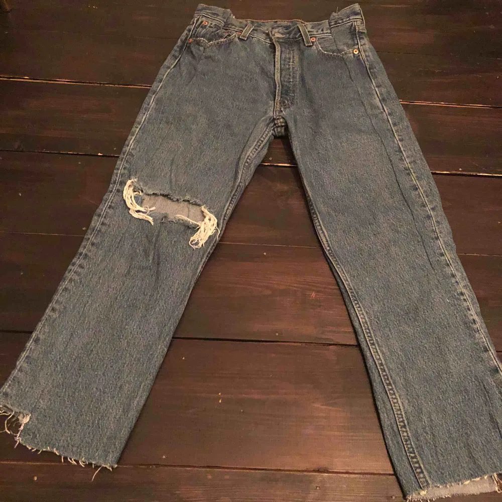 Asballa Levi’s jeans köpta här på plick (2st bilder lånade). Unika som fan. Endast använda ett fåtal gånger så i skick som nya. Snygga på både kille som tjej, storleken är ungefärlig och lite mer åt M hållet:) hör av er för mer bilder. Jeans & Byxor.