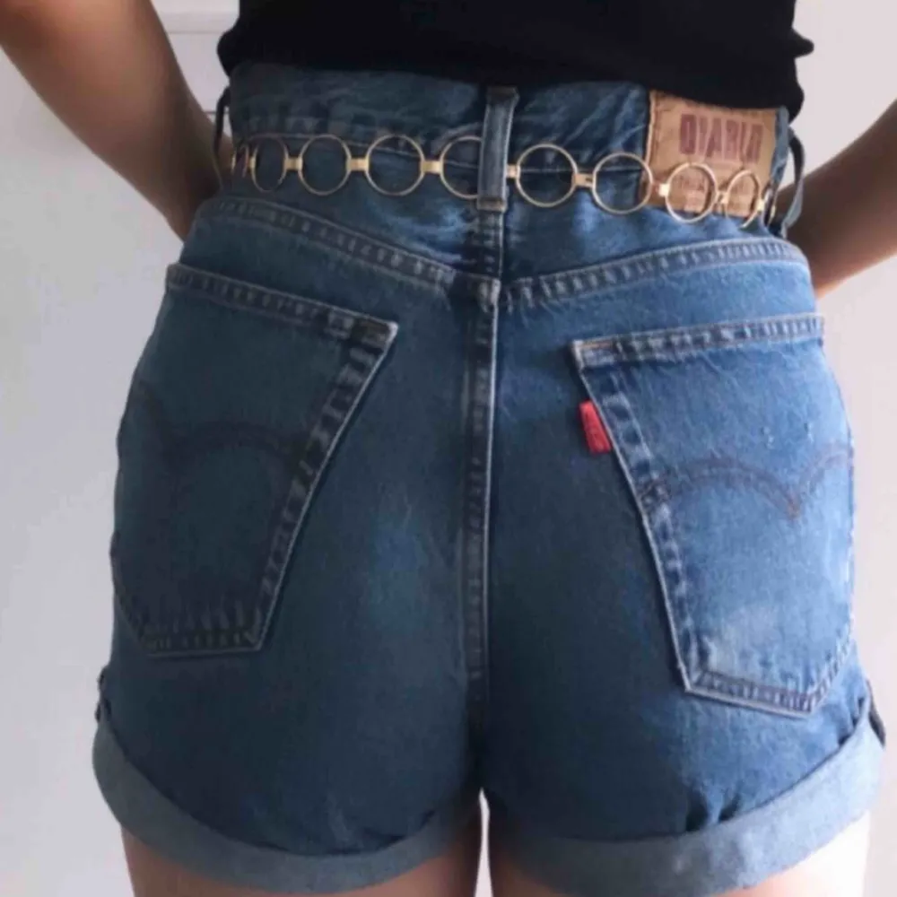 Ett par jeansfärgade vintageshorts med highwaist och perfekt passform. Med levisinspirerade fickor där bak 😍 . Shorts.