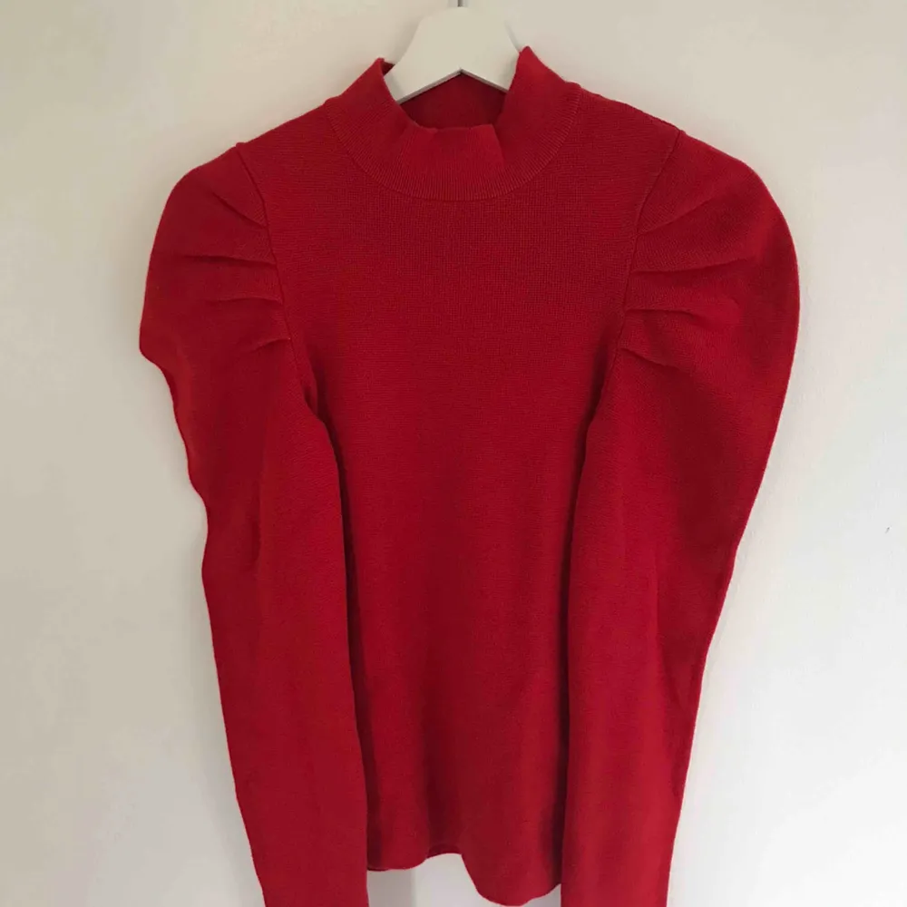 Röd tröja med puffiga axlar (ej axel vaddar) kontakta mig om frakt samt annan information❤️❤️. Tröjor & Koftor.