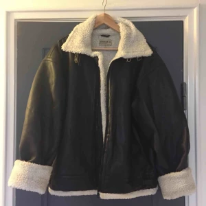  - Vintage jacka i skinnimitation. Fint skick! Köpt på humana. Finns i Malmö! 