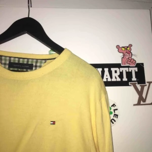  - Gul tröja från Tommy Hilfiger! Köpt second hand & är i väldigt bra skick! Står inte storlek men tycker den sitter som en M. Frakt tillkommer💫