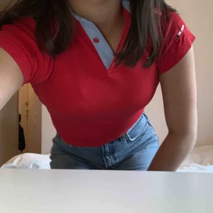  - Röd Tommy polo Stl 110-116 men är som en XXS. Frakten kostar 30kr och igår inte i priset. 