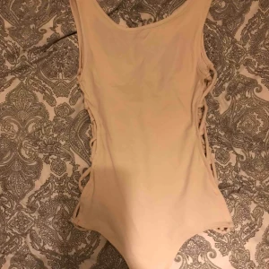  - Superfin ljus rosa Body från bik bok i storlek XS. Med detaljer på vardera sida. Möts upp inom Stockholm 