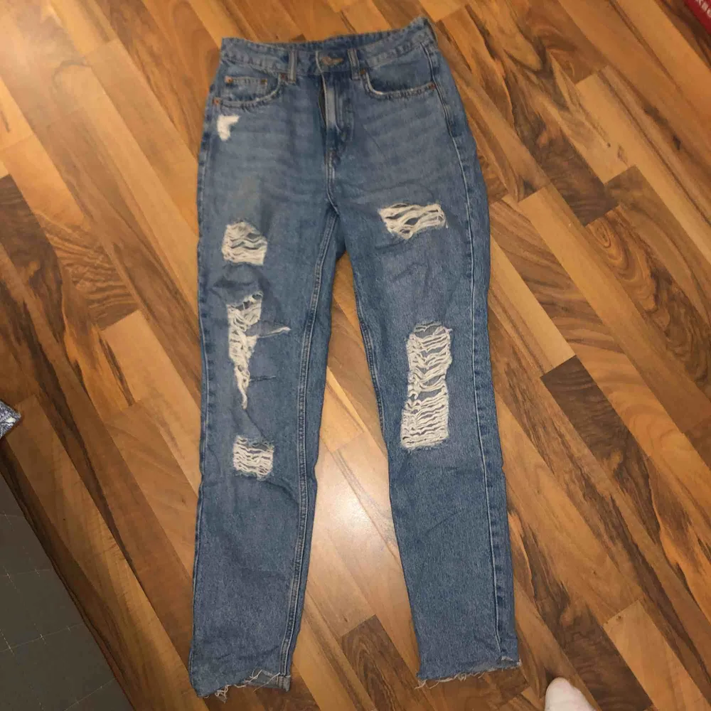 Slitna jeans från H&M. Tajt passform från knäna och neråt. . Jeans & Byxor.
