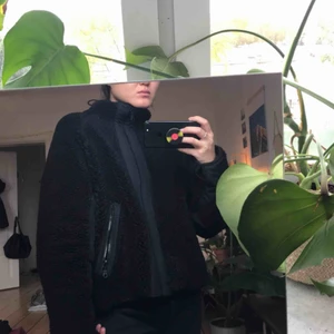  - Nästan ny jacka från weekday. Den är oversize så passar allt från xs-m! Mysigt teddymaterial med coola detaljer!! 