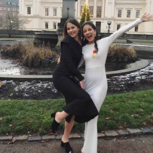  - SVARTA KLÄNNINGEN! Balklänning som använts till en sittning men har tyvärr inte kommit till användning sen dess. 