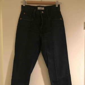  - Jättefina, nästan oanvända jeans från Levis. Straight, cropped fit! Stl 25 i midjan. 200 kr+ frakt eller mötas i Stockholm. Nypris 1200kr.