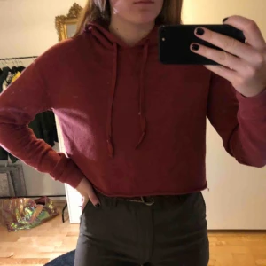  - Croppad röd hoodie köpt från Urban outfitters. Använd fåtal ggr och är i nyskick.