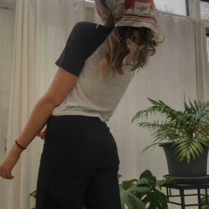  - Crop-top från Monki. Gräddfärgad och svart, ganska genomskinligt material så snygg med tex en spetsbralett under. Möts upp i Malmö, annars står köpare för frakt💫