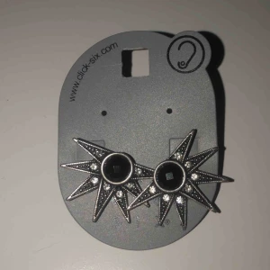  - Fina örhängen! Kan fraktas men du själv står för frakten 12kr!  