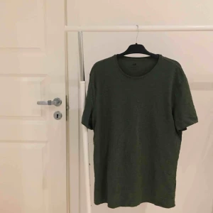  - enkel militärgrön baströja! snygg till svarta byxor, att ha en tröja under, osv