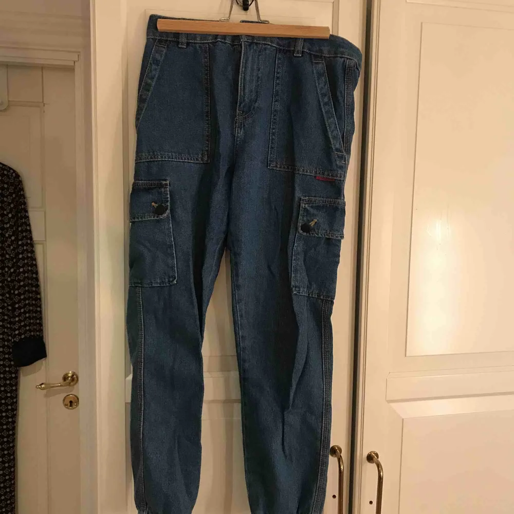 Ett par skitsnygga cargobyxor i jeans, I storleken 40 men skulle nog säga S. Jeans & Byxor.