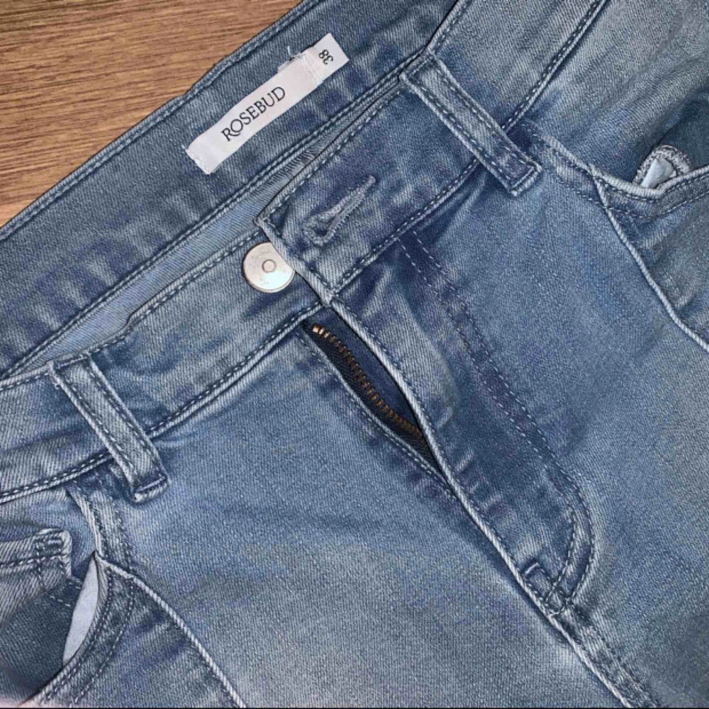 Jättefina jeans med snörning längst ner Sparsamt använda och i fint skick. Jeans & Byxor.