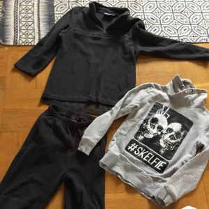 - Härligt klädpaket använt av en tuff liten grabb som vuxit tok snabbt fleece setet är stl 140/150 men mer 145/152 och tuff tröja hm stl 146/152 fint skick