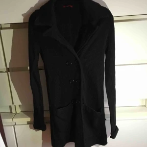  - Kofta med kavaj krage 