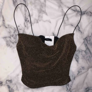  - Glittrig magtopp helt oanvänd med prislapp kvar!