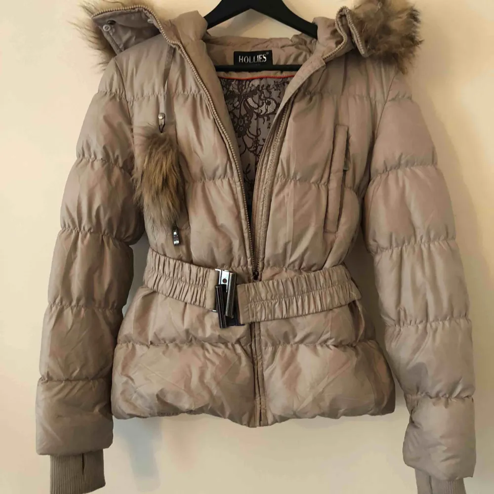 Hollies winter puffer Jacket with a real fur good!  Size 38 and in excellent condition.. Jackor.