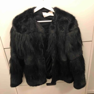  - Snygg pälsjacka. Storlek M men känns som en S