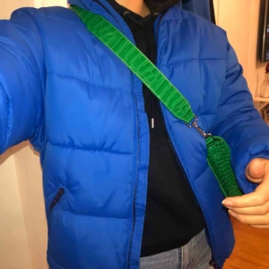  - Supersnygg och varm blå jacka från carlings märke vailent💙 köpt förra vintern/våren men har knappt kommit till använding! Storlek S men är oversized, jag har vanligtvis S i storlek på mina kläder😊frakt tillkommer