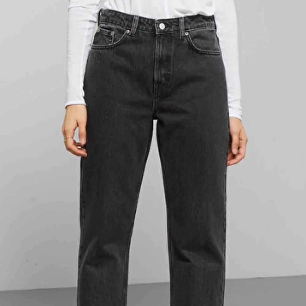 Säljer dessa snygga jeansen från weekday då dom blivit försmå för mig💕 det är storlek 24/26, frakt kostar 59 kr🌟 . Jeans & Byxor.