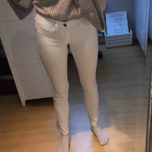  - Säljer de här skit snygga jeansen från abercrombie&fitch. Storlek W26 L29. Säljer de då jag inte trivs i lågmidjade jeans. De är i väldigt bra skick! Jag är 167 och de är bra i längden 