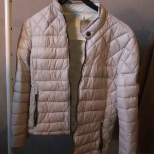  - En vårjacka från New yorker. Använd några gånger bara och ser helt ny ut.