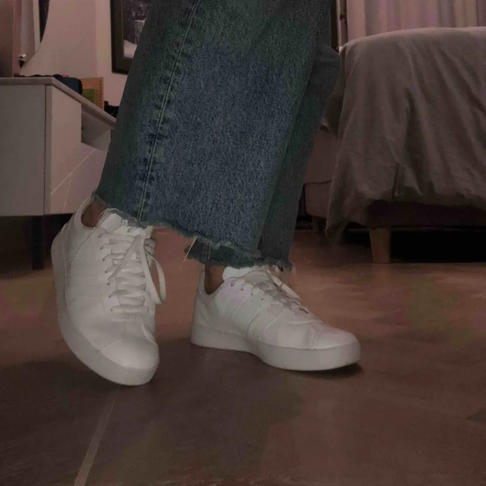 Vita Adidas skor i storlek 36,5, köpta i somras och använts 3 gånger. Fått liknande nya så säljer dessa. Dem är i bra skick och bekväma. Kommer med lådan från när de köptes. Har ni frågor eller vill ha mer bilder så är det bara att skriva:). Skor.