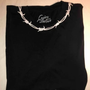  - Skitsnygg T-shirt från CousinsCollective med ståltråd inbeordrat runt halsen, har bara använt den ett par gånger så den är i nyskick. Kan mötas upp i Stockholm eller så står köparen för frakten:)