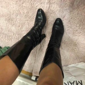  - Äkta skinnstövlar från ett äldre svenskt märke. Unika då dom är specialgjorda för just mig, köpte dom för cirka 3500 kr men väl använda så säljer billigt då dom borde komma till användning!:))   Skulle säga att dom är 39 men passar ändå mig som har typ 38