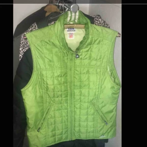 Adidas väst  - ☘️Vintage grön adidas väst☘️Perfekt skick☘️Storlek S☘️Pris kan diskuteras