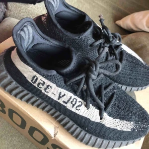 - 🎈yeezy boost 350 V2. Använda men bra skick. Håller länge. Super sköna och trendiga. 🎈 