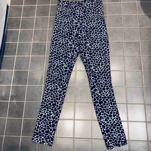  - American Apparel byxor skinny fit. Glansigt tyg  Dragkedja fram och knapp, 2 fickor bak  