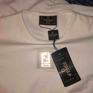  - En vintage fendi t-shirt i storlek xs, SKITSNYGG och lappen kvar. 🔥🔥ÄKTA
