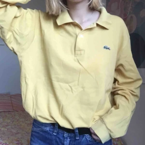  - Äkta lacoste tröja i fin gul färg som sitter snyggt oversized Köpt i Rom, knappt använd. Möts på södermalm. Frakt tillkommer💞💞💞