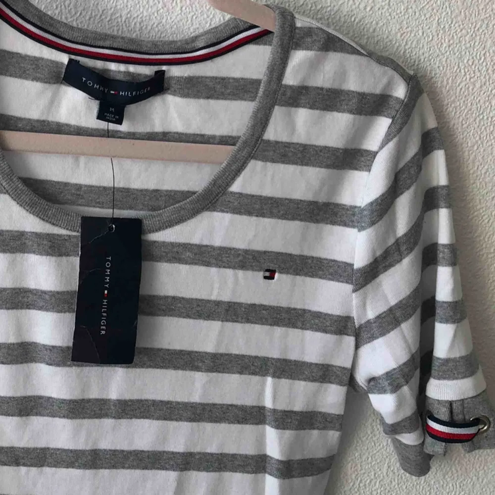 Helt nya Tommy Hilfiger tröja köpt från macys i USA under sommaren men gömdes i garderoben, ordinariepris: 420kr   Kan fraktas (36kr) eller mötas i Malmö . T-shirts.