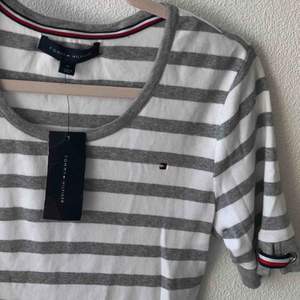 Helt nya Tommy Hilfiger tröja köpt från macys i USA under sommaren men gömdes i garderoben, ordinariepris: 420kr   Kan fraktas (36kr) eller mötas i Malmö 