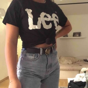  - Min pojkväns gamla LEE tröja. Använd ett fåtal gånger under andra hoodies. I bra skick! Nytt pris: 299kr. Funkar perfekt till både killar och tjejer💞