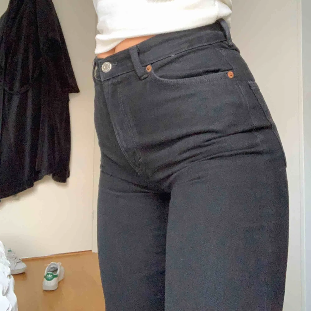 Svarta jeans från Monki i modellen Yoko. Rak passform på benet. Väldigt snygga och användbara. Säljer pga för små för mig. Frakt tillkommer!. Jeans & Byxor.